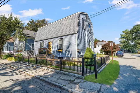 9 Cherry St, Newport, RI 02840