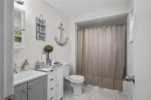 37 Ross St, Woonsocket, RI 02895 photo 9