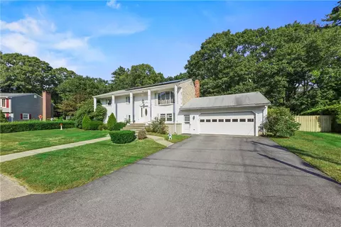 6 Thompson Dr, Coventry, RI 02816
