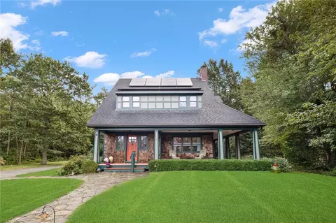 9 Meadow Ln, Jamestown, RI 02835