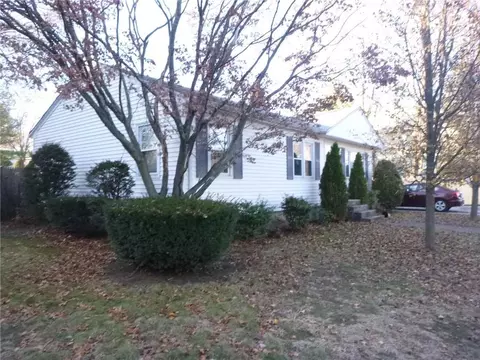 40 Sandringham Ave, Providence, RI 02908