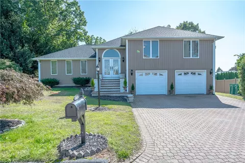 40 Sprague Cir, Johnston, RI 02919