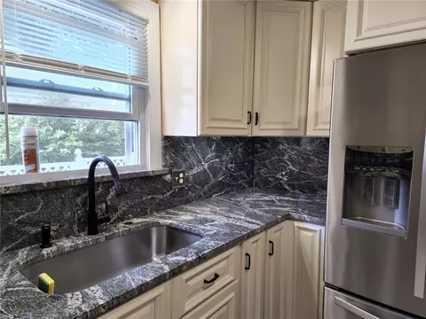 125 Wayne St, Warwick, RI 02889 photo 4