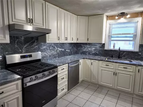 125 Wayne St, Warwick, RI 02889 photo 3