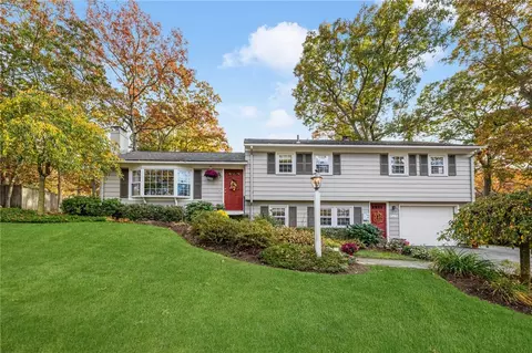 202 Maplewood Dr, East Greenwich, RI 02818