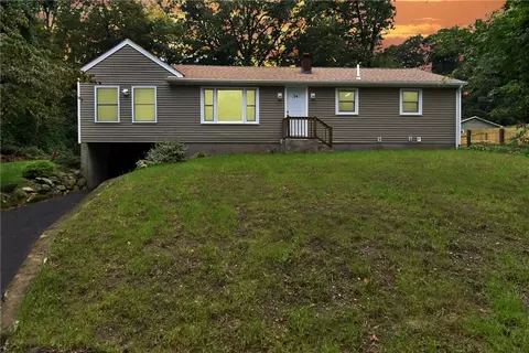 24 Lippitt Ave, Cumberland, RI 02864