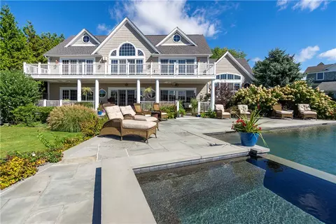 68 Melbourn Rd, Warwick, RI 02886