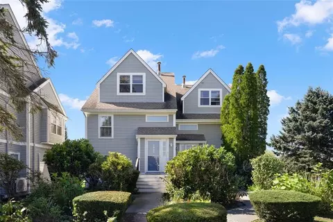 1302 Fairway Dr, Middletown, RI 02842