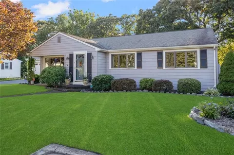 2 Arlington Dr, Lincoln, RI 02865