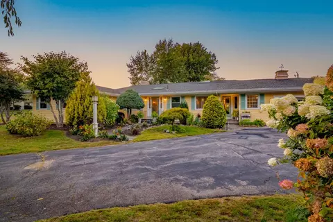 11 Dees Cir, Warwick, RI 02889 photo 2