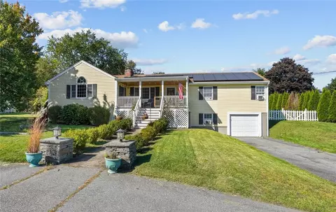 52 Viking Dr, Portsmouth, RI 02871