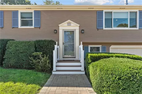 38 Bourbon St, Portsmouth, RI 02871