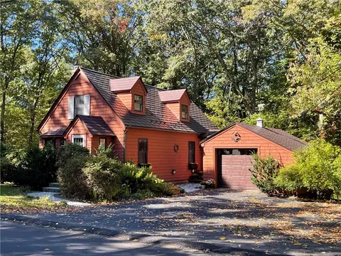 40 Lakeview Ave, Lincoln, RI 02865