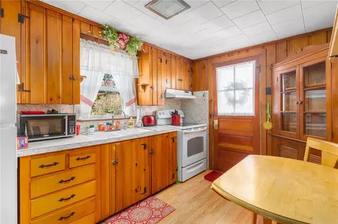 61 Everett Ave, Bristol, RI 02809 photo 4