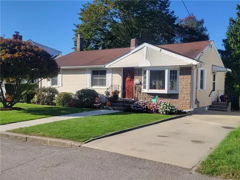 23 Whipple Ct, North Providence, RI 02911