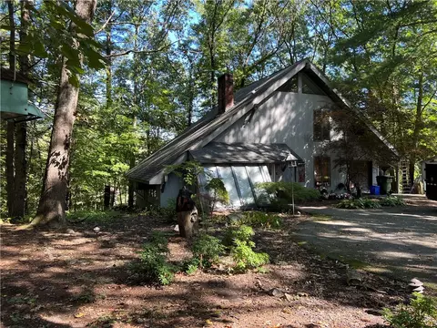 5 Pine Ln, Johnston, RI 02919