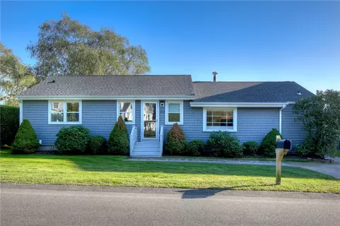 165 Reservoir Rd, Middletown, RI 02842