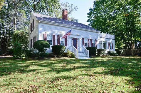 267 Green End Ave, Middletown, RI 02842