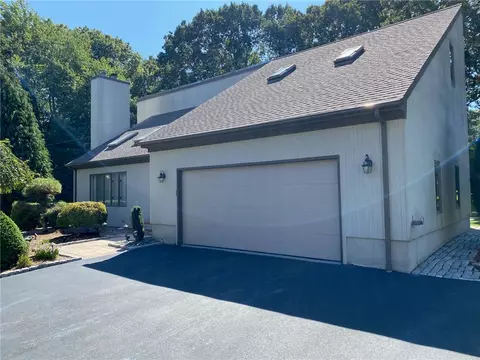 43 Macintosh Dr, Cranston, RI 02921