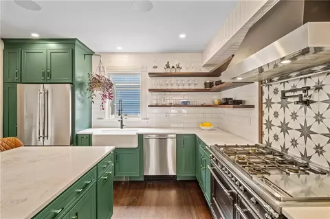 8 Congdon Ave, Newport, RI 02840