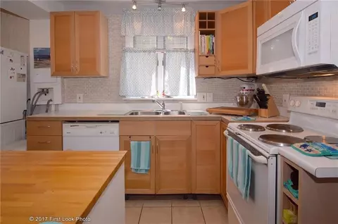 11 Logan St, Warwick, RI 02889 photo 4