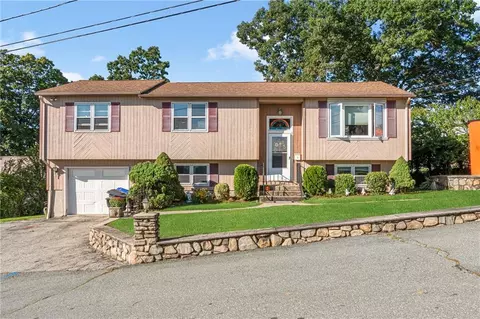 113 Jacksonia Dr, North Providence, RI 02911