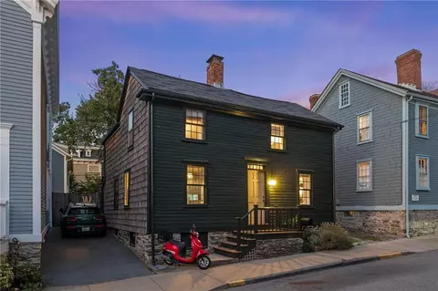 12 Sherman St, Newport, RI 02840