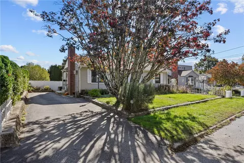 73 Macarthur Rd, Woonsocket, RI 02895 photo 2