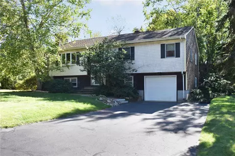 40 Ridgeside Ln, Tiverton, RI 02878