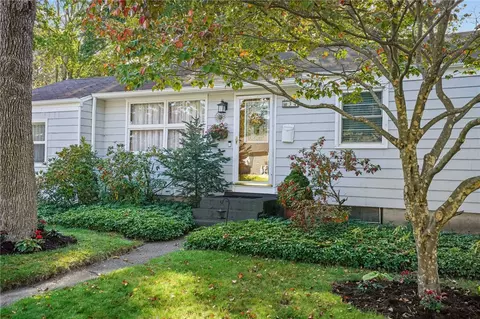 34 Kneeland St, Cranston, RI 02905