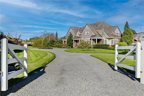 110 Farmlands Dr, Portsmouth, RI 02871