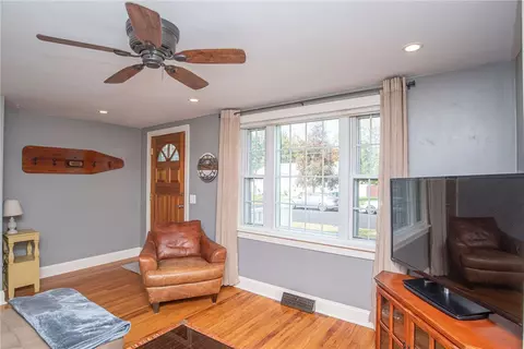 68 Falcon Ave, Warwick, RI 02888 photo 18