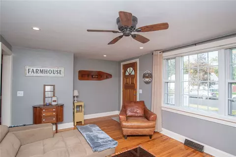 68 Falcon Ave, Warwick, RI 02888 photo 17
