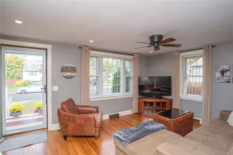 68 Falcon Ave, Warwick, RI 02888 photo 15