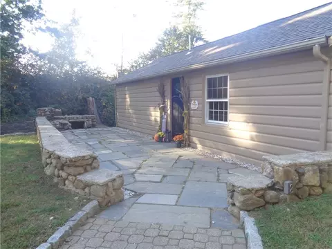 17 Pine Ln, Johnston, RI 02919