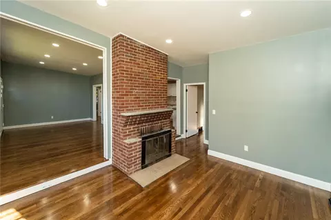 4 Metcalf St, Warwick, RI 02888