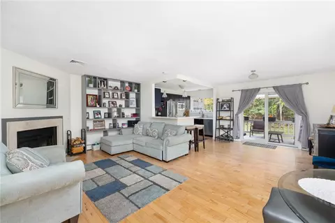 25 Venturi Grn #B, North Providence, RI 02904