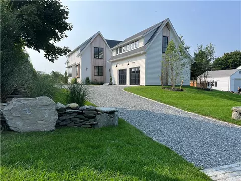 300 Vaucluse Ave, Middletown, RI 02842