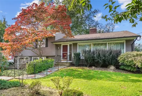 15 Cortland Ln, Cranston, RI 02920