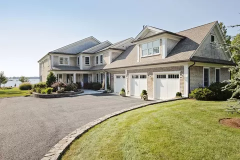 137 Ferry Rd, Bristol, RI 02809
