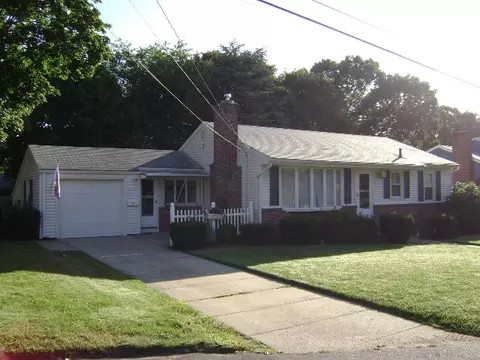49 Echo Dr, Warwick, RI 02886