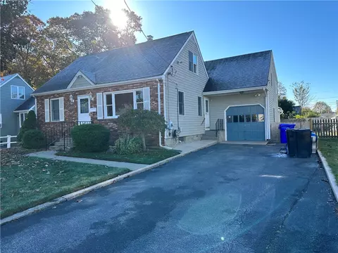 31 Lottie Dr, East Providence, RI 02915