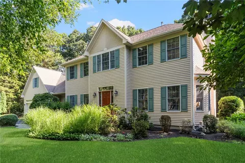 3 Pasco Cir, Warwick, RI 02886