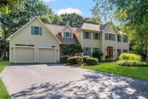 3 Pasco Cir, Warwick, RI 02886 photo 2