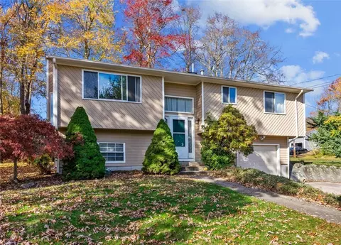 11 Muratore Ln, Narragansett, RI 02882