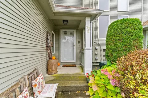 92 Nipmuc Trl #D, North Providence, RI 02904