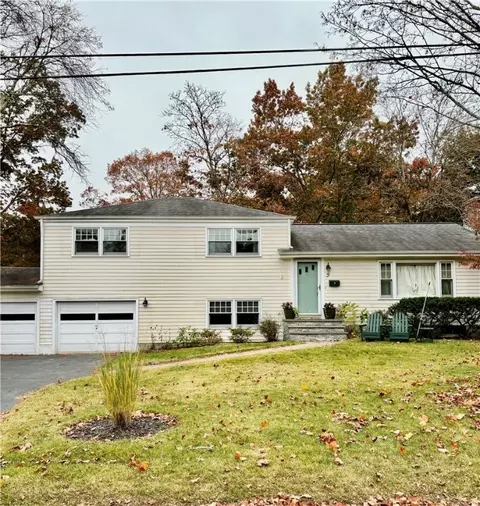 9 Wedgewood Ln, Barrington, RI 02806