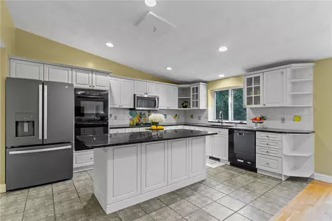75 Apple Gate Rd, Cranston, RI 02920 photo 7