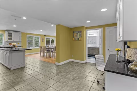 75 Apple Gate Rd, Cranston, RI 02920 photo 4