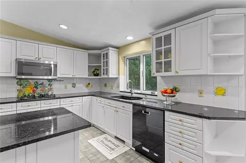 75 Apple Gate Rd, Cranston, RI 02920 photo 9
